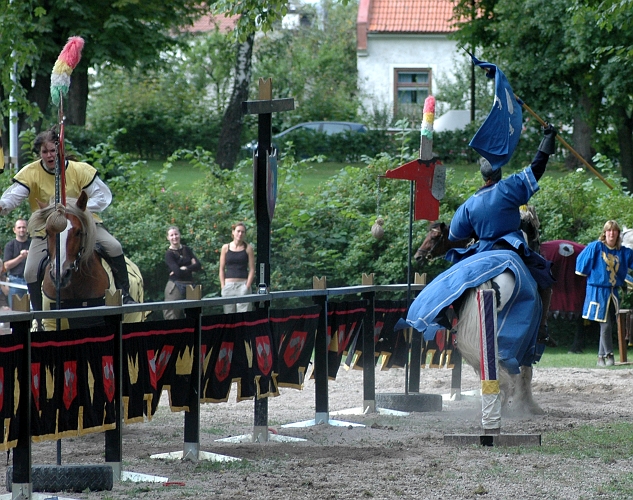 2005_0813 (44).JPG - Snabbt runt banan och plocka ur flaggan ur sin hållare